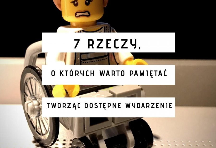 Na drugim planie ludzik Lego z przerażoną miną, na wózku, a na pierwszym napis na trzech białych paskach "7 rzeczy, o których warto pamiętać tworząc dostępne wydarzenia"