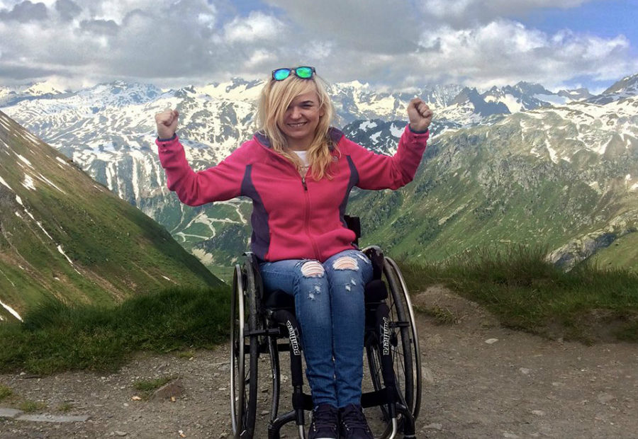 Angelika Chrapkiecz-Gądek w Alpach na tle gór, podnosi ręce w geście zwycięstwa.