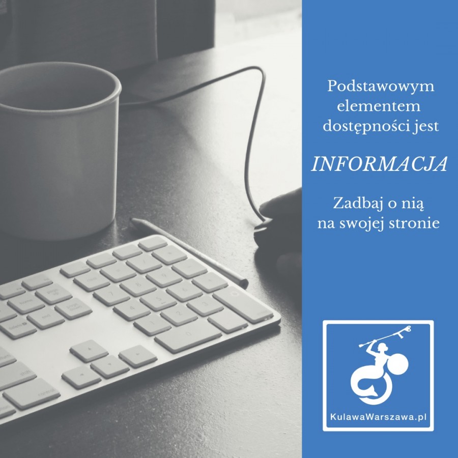 Czarno-białe zdjęcie przedstawiające klawiaturę i myszkę od komputera oraz kubek. Obok zdjęcia na niebieskim tle napis "podstawowym elementem dostępności jest informacja. Zadbaj o nią na swojej stronie", oraz logo Fundacji Kulawa Warszawa.