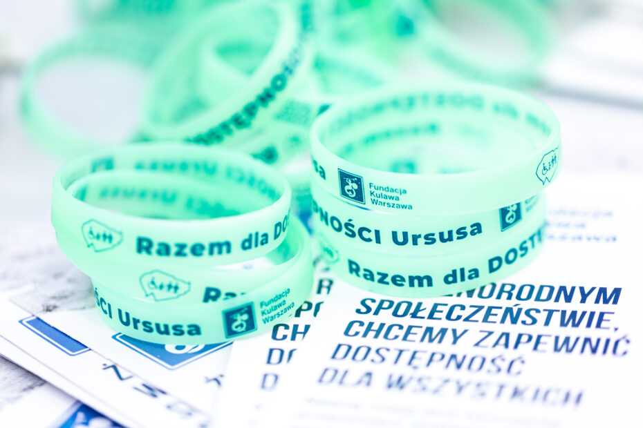 zdjęcie ulotek z napisem wyjemy w różnorodnym świecie, chcemy zapewnić dostępność dla wszystkich i opasek na ręce z napisem razem dla dostępności ursusa