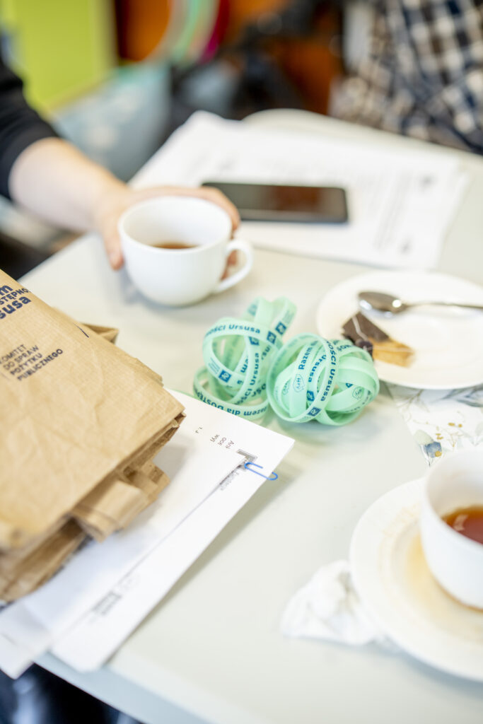 na stole leżą ulotki i opaski na ręce