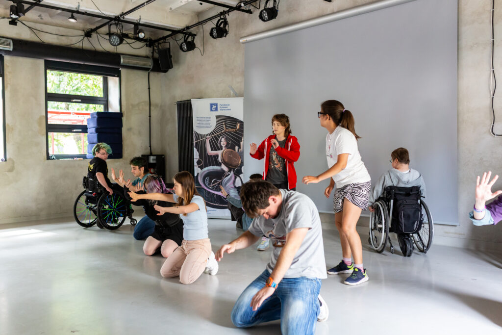 Uczestnicy projektu w czasie warsztatów ćwiczą scenę ze spektaklu