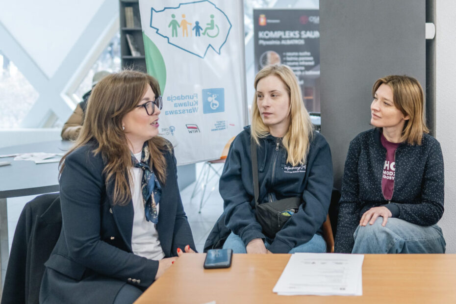 osoby z Fundacji Kulawa Warszawa rozmawiają z wiceburmistrzynią Ursusa Anetą Wachnicką